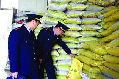 紅盾護(hù)農(nóng)行動(dòng) 嚴(yán)查化肥銷售亂象，護(hù)航春耕生產(chǎn)安全